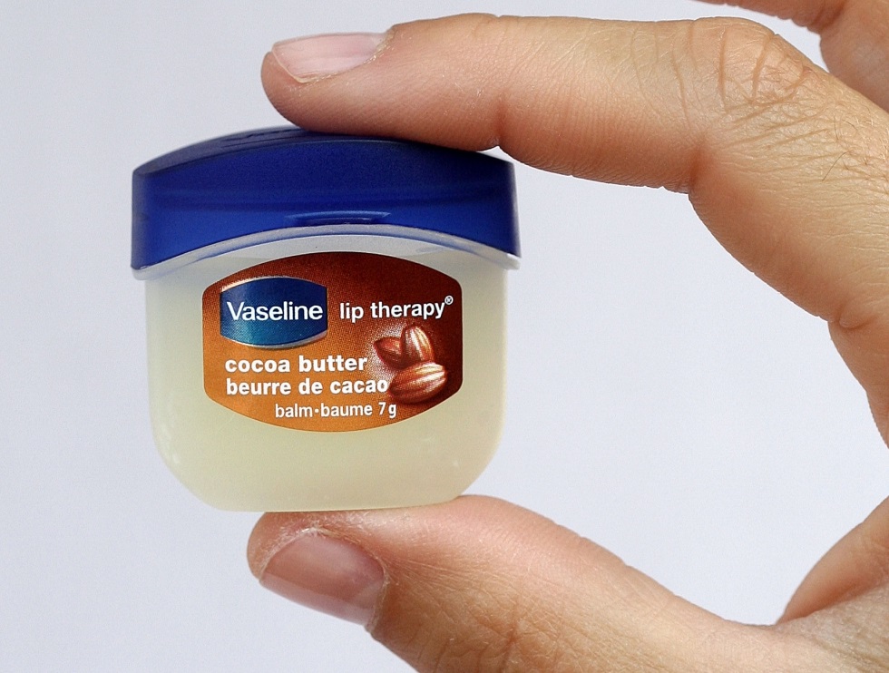 duong moi vaseline lip therapy cocoa butter 2
